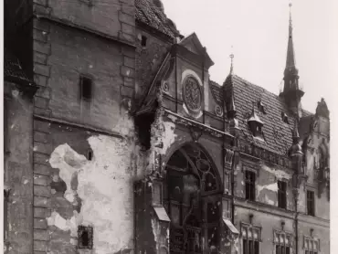Věž a orloj olomoucké radnice po dělostřelbě dne 8. května 1945. Státní archiv v Olomouci, Archiv města Olomouce, fond M-8-34, Sbírka obrazového materiálu a fotografií Olomouc, inv. č. 745.